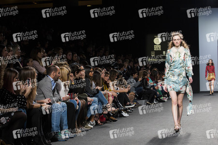 Teresa Helbig Fashion Show auf der Mercedes-Benz Fashion Week Madrid AW 2017