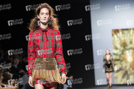 Teresa Helbig Fashion Show auf der Mercedes-Benz Fashion Week Madrid AW 2017