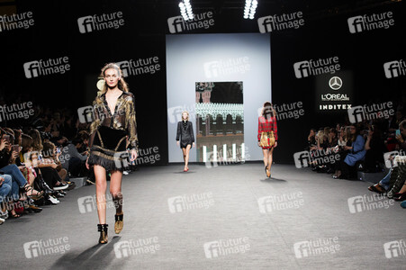 Teresa Helbig Fashion Show auf der Mercedes-Benz Fashion Week Madrid AW 2017