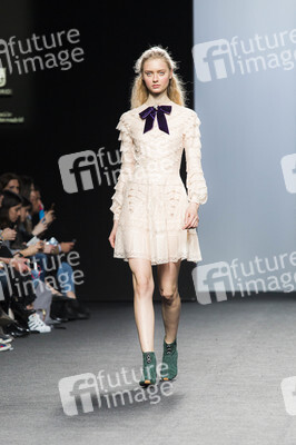 Teresa Helbig Fashion Show auf der Mercedes-Benz Fashion Week Madrid AW 2017