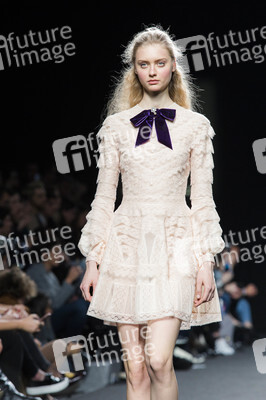 Teresa Helbig Fashion Show auf der Mercedes-Benz Fashion Week Madrid AW 2017