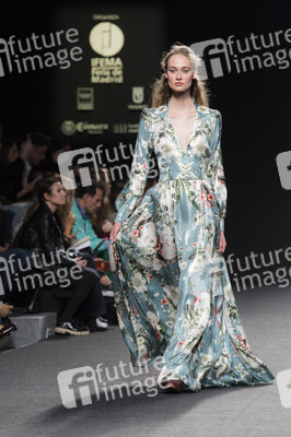 Teresa Helbig Fashion Show auf der Mercedes-Benz Fashion Week Madrid AW 2017