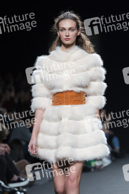 Teresa Helbig Fashion Show auf der Mercedes-Benz Fashion Week Madrid AW 2017