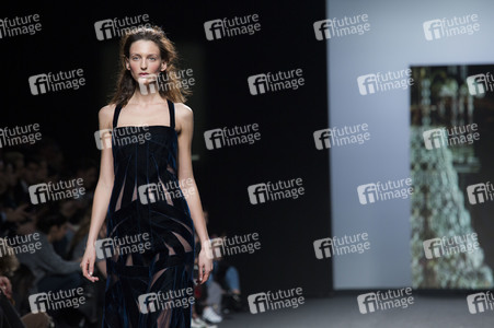 Teresa Helbig Fashion Show auf der Mercedes-Benz Fashion Week Madrid AW 2017