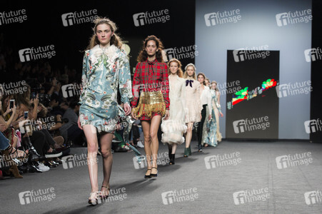 Teresa Helbig Fashion Show auf der Mercedes-Benz Fashion Week Madrid AW 2017