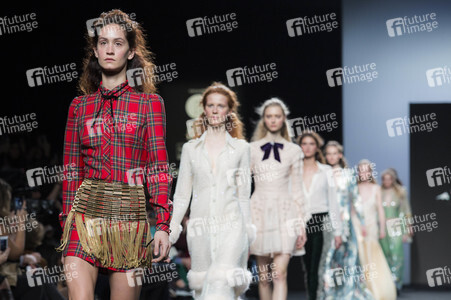 Teresa Helbig Fashion Show auf der Mercedes-Benz Fashion Week Madrid AW 2017