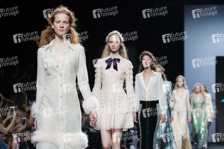 Teresa Helbig Fashion Show auf der Mercedes-Benz Fashion Week Madrid AW 2017