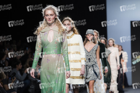 Teresa Helbig Fashion Show auf der Mercedes-Benz Fashion Week Madrid AW 2017