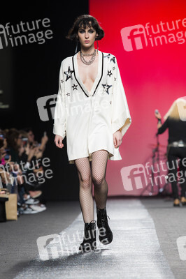 Juana Martin Fashion Show auf der Mercedes-Benz Fashion Week Madrid AW 2017