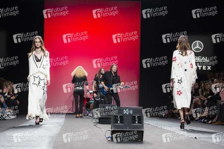 Juana Martin Fashion Show auf der Mercedes-Benz Fashion Week Madrid AW 2017