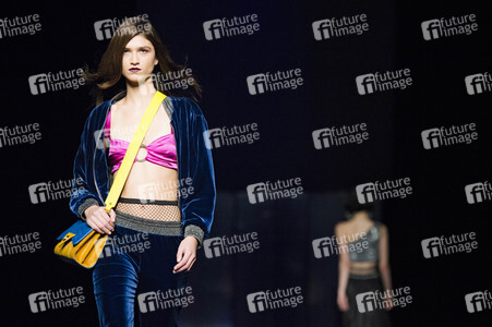 Esther Noriega Fashion Show auf der Mercedes-Benz Fashion Week Madrid AW 2017