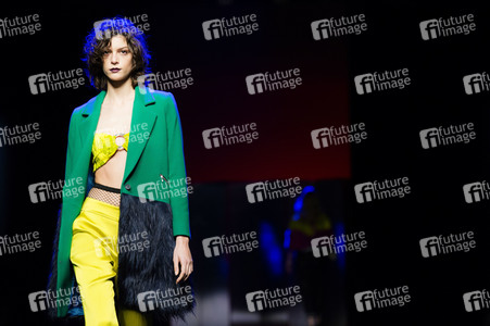 Esther Noriega Fashion Show auf der Mercedes-Benz Fashion Week Madrid AW 2017