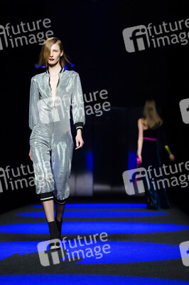Esther Noriega Fashion Show auf der Mercedes-Benz Fashion Week Madrid AW 2017