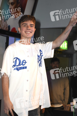 Autogrammstunde mit Mike Singer in München