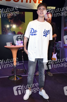 Autogrammstunde mit Mike Singer in München