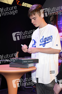 Autogrammstunde mit Mike Singer in München