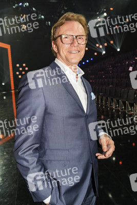 Fototermin bei der TV Überraschungsshow zum 75. Geburtstag von Frank Elstner in Berlin