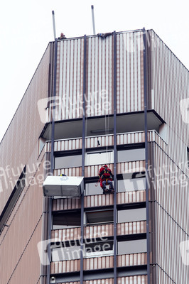 Rettungseinsatz im Kölner Unicenter 42. Stock