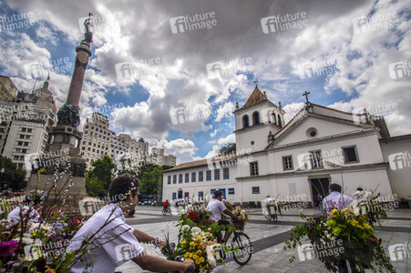 Flower Messenger in Sao Paulo