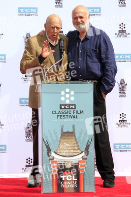 Hand and Footprint Ceremony mit  Carl und Rob Reiner in Los Angeles