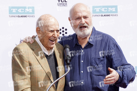 Hand and Footprint Ceremony mit  Carl und Rob Reiner in Los Angeles