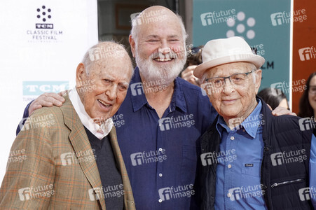 Hand and Footprint Ceremony mit  Carl und Rob Reiner in Los Angeles