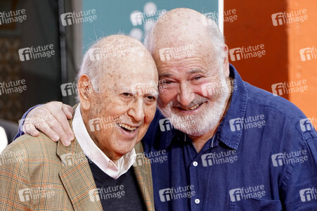 Hand and Footprint Ceremony mit  Carl und Rob Reiner in Los Angeles