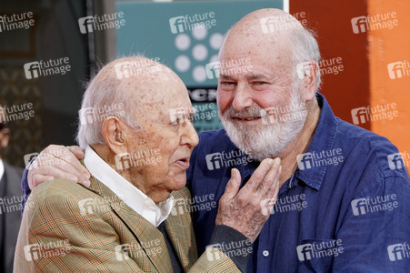 Hand and Footprint Ceremony mit  Carl und Rob Reiner in Los Angeles