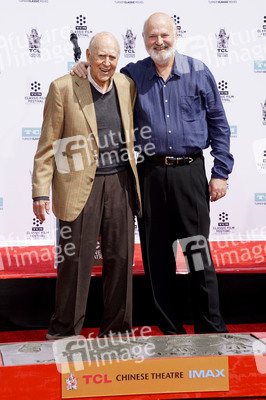 Hand and Footprint Ceremony mit  Carl und Rob Reiner in Los Angeles