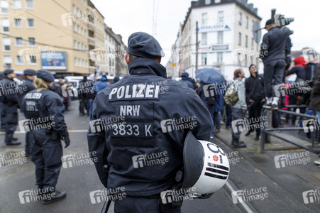 Linke und rechte Demonstrationen in Köln