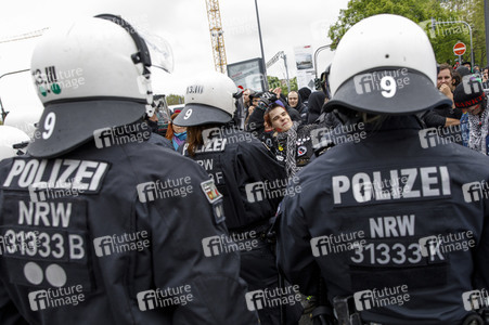 Linke und rechte Demonstrationen in Köln