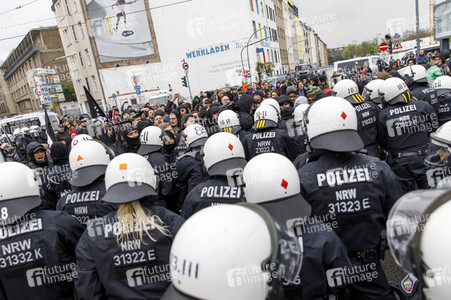 Linke und rechte Demonstrationen in Köln