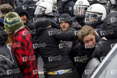 Linke und rechte Demonstrationen in Köln
