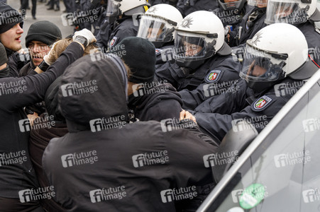 Linke und rechte Demonstrationen in Köln