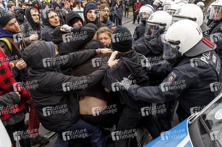 Linke und rechte Demonstrationen in Köln