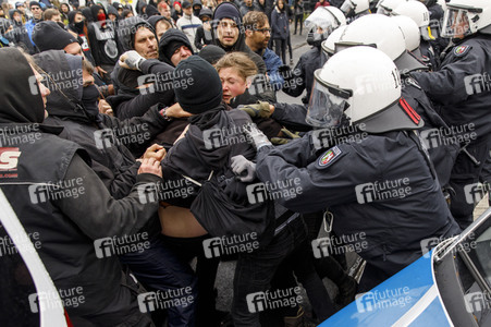 Linke und rechte Demonstrationen in Köln