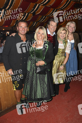 Feier zum HipPopdrom Charity Golfturnier in München