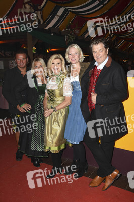 Feier zum HipPopdrom Charity Golfturnier in München
