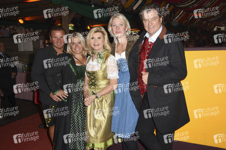 Feier zum HipPopdrom Charity Golfturnier in München