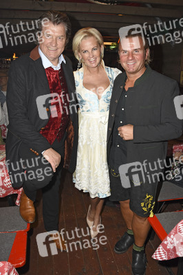 Feier zum HipPopdrom Charity Golfturnier in München