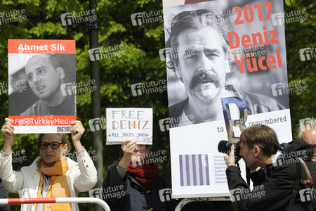 Demonstration für die Freilassung der in der Türkei inhaftierten Journalisten in Berlin