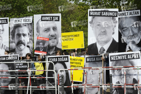Demonstration für die Freilassung der in der Türkei inhaftierten Journalisten in Berlin