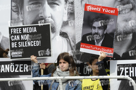 Demonstration für die Freilassung der in der Türkei inhaftierten Journalisten in Berlin