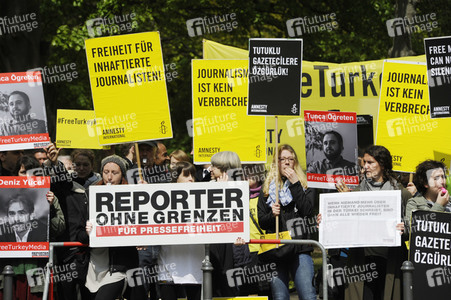 Demonstration für die Freilassung der in der Türkei inhaftierten Journalisten in Berlin