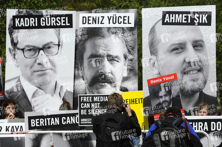 Demonstration für die Freilassung der in der Türkei inhaftierten Journalisten in Berlin