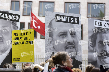 Demonstration für die Freilassung der in der Türkei inhaftierten Journalisten in Berlin