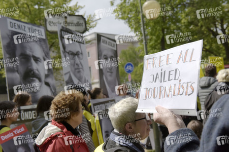 Demonstration für die Freilassung der in der Türkei inhaftierten Journalisten in Berlin