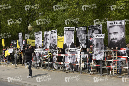 Demonstration für die Freilassung der in der Türkei inhaftierten Journalisten in Berlin