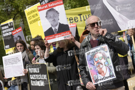 Demonstration für die Freilassung der in der Türkei inhaftierten Journalisten in Berlin