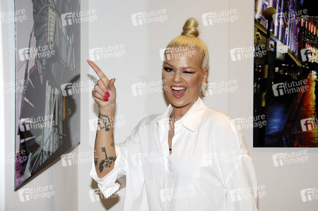 Vernissage der Fotoaustellung von Natascha Ochsenknecht in Berlin